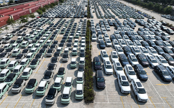 Sinis scriptor novum industria vehicles sunt accelerating eorum ingressum in medio orientem foro, cum intelligentia et localization becoming key factors.